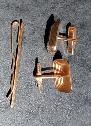 Gemelos y sujeta corbatas chapados en oro
