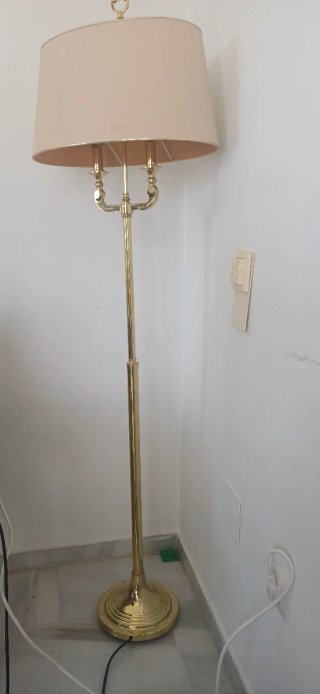 Lámpara de pie dorada con pantalla beige