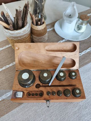 Juego de pesas para balanza o báscula.