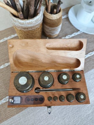 Juego de pesas para balanza o báscula.