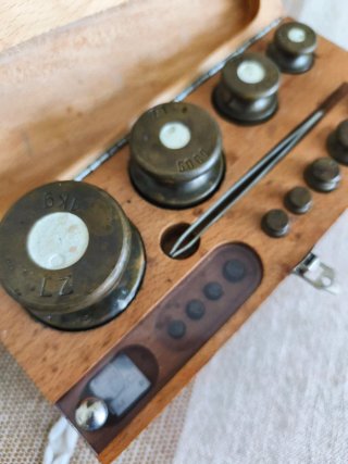 Juego de pesas para balanza o báscula.