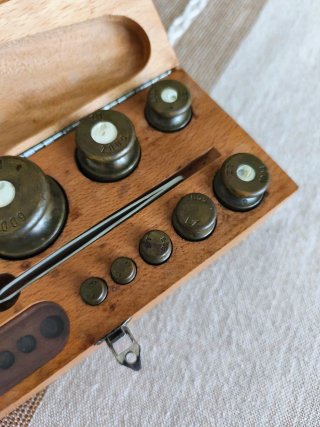 Juego de pesas para balanza o báscula.