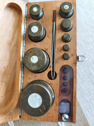 Juego de pesas para balanza o báscula.