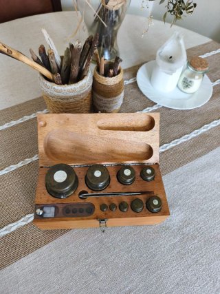 Juego de pesas para balanza o báscula.