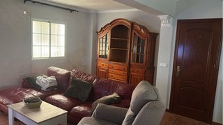 Mueble de salón de madera y cristal