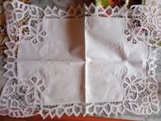 Tapetes de lino con encaje