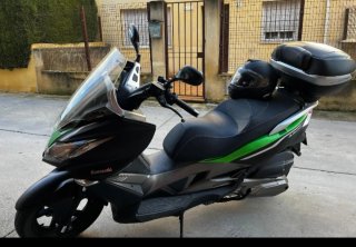 Kawasaki J300 Maxi Scooter Negra y Verde