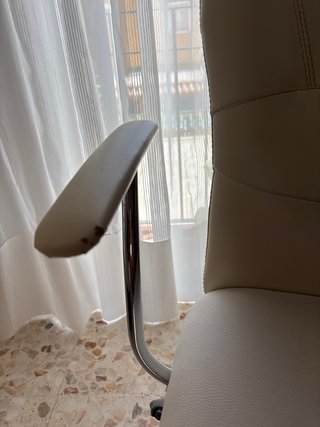 Silla de escritorio beige y plateada