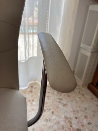 Silla de escritorio beige y plateada