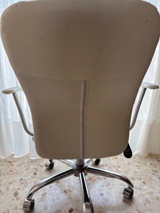 Silla de escritorio beige y plateada