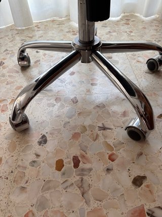 Silla de escritorio beige y plateada