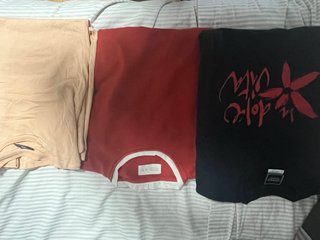 Lote 3 Camisetas: Beige, Roja y Negra