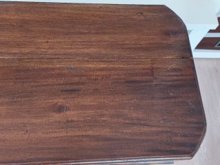 Preciosa mesa auxiliar vintage de madera.