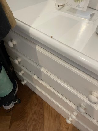 Cómoda blanca de madera.
