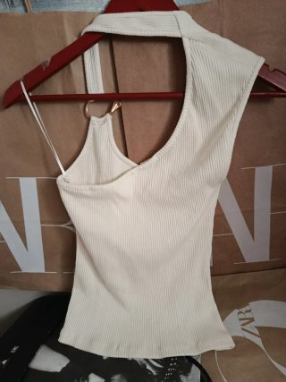 Top Zara Beige con Anilla Dorada