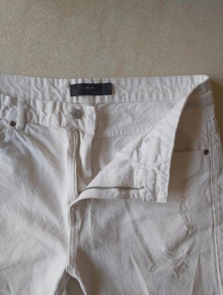 Bermuda blanca rota