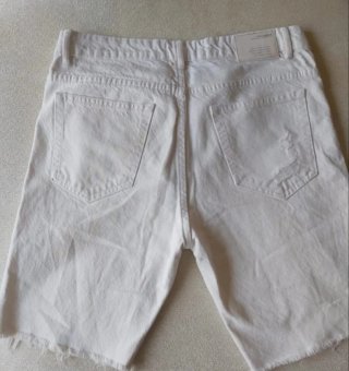 Bermuda blanca rota