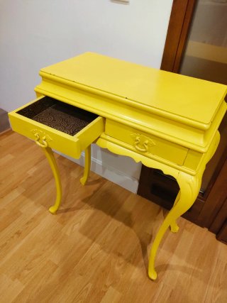 Tavolo da ingresso giallo in stile vintage