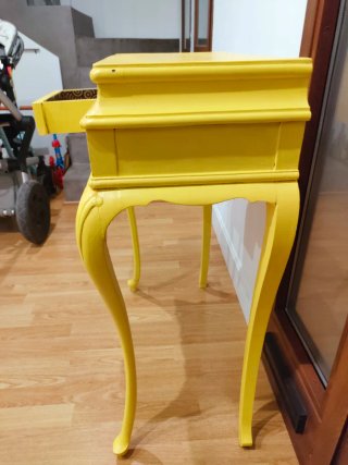 Tavolo da ingresso giallo in stile vintage