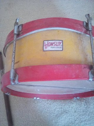 Tambor de percusión con baquetas