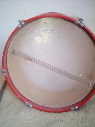 Tambor de percusión con baquetas