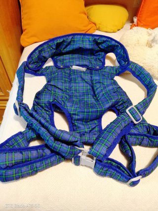 Mochila portabebés cuadros azul y verde