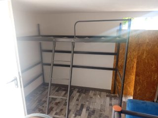 Cama alta metálica con escalera