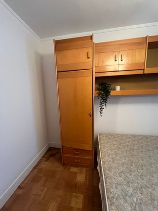 Armario modular con estantería de madera