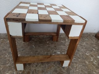 Mesa rústica de madera