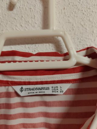 Camisa de chica talla L de Stradivarius.