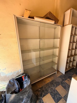 3 Estantería y 2 recepción vitrina
