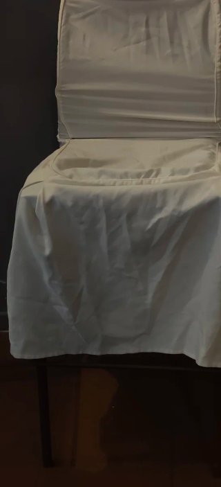 Funda de silla de tela blanca.