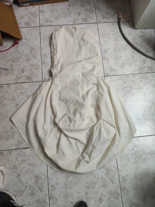 Funda de silla de tela blanca.