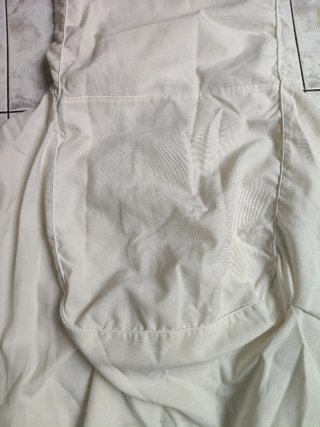 Funda de silla de tela blanca.