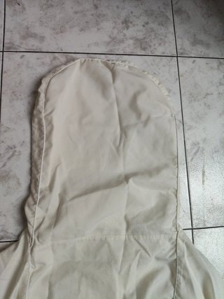 Funda de silla de tela blanca.