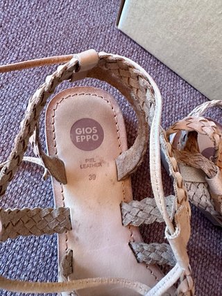 Sandali bassi Gioseppo in pelle intrecciata beige