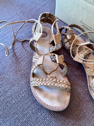 Sandali bassi Gioseppo in pelle intrecciata beige