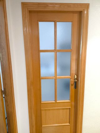 Puertas de madera de pino maciza.