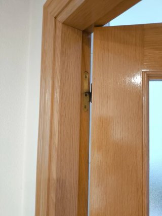 Puertas de madera de pino maciza.