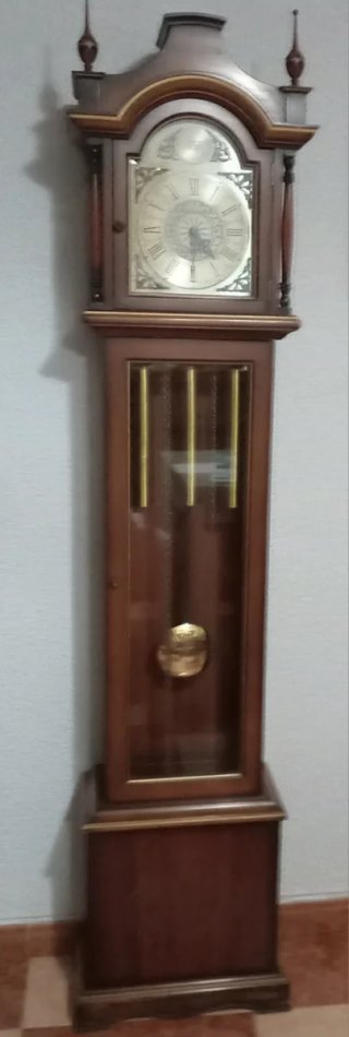 Reloj de pie clásico madera