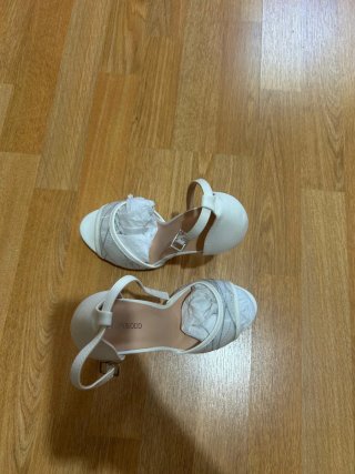 Zapatos de tacón blancos