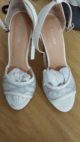 Zapatos de tacón blancos