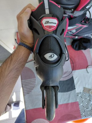 Patines en línea negros y rosas