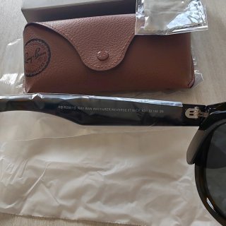 Occhiali da sole Ray-Ban neri e marroni
