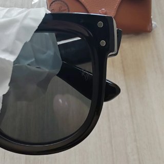 Occhiali da sole Ray-Ban neri e marroni