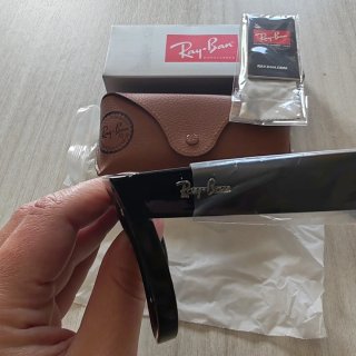 Occhiali da sole Ray-Ban neri e marroni