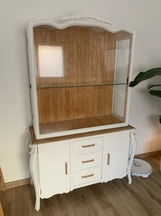 Mueble vintage blanco y dorado con vitrina