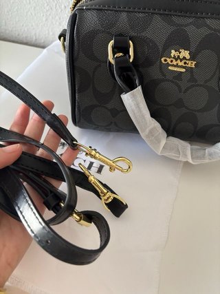 Bolso Coach Negro con Detalles Dorados