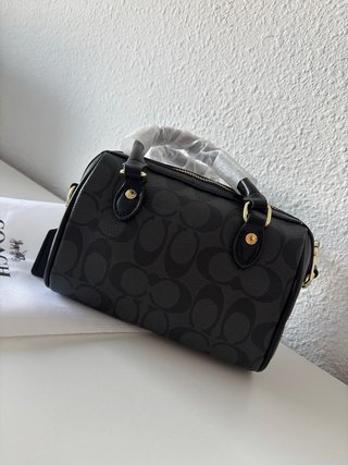 Bolso Coach Negro con Detalles Dorados