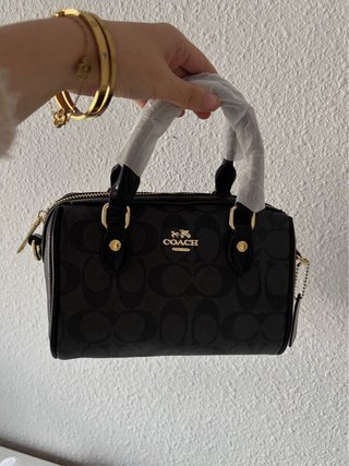 Bolso Coach Negro con Detalles Dorados